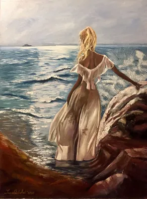 Молодая девушка женщина идет по берегу моря в купальнике Stock Photo |  Adobe Stock