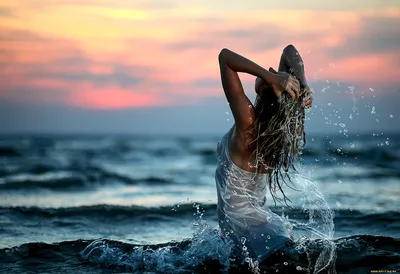 Море девушки лета Женщина идет на воду на побережье Стоковое Изображение -  изображение насчитывающей горизонт, девушка: 94201525