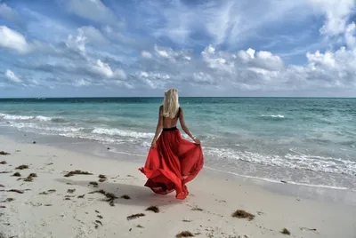 Красивая Женщина На Пляже У Моря Стоковые Фотографии | FreeImages