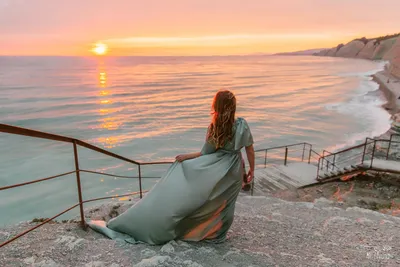 Грустная женщина, стоящая на берегу моря на закате · Бесплатные стоковые  фото