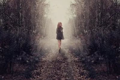 Женщина в лесу стоковое фото. изображение насчитывающей рассвет - 166130354