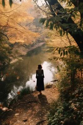 Женщина гуляет в лесу · Бесплатные стоковые фото