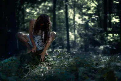 Идущая женщина в лесу в темноте Стоковое Изображение - изображение  насчитывающей девушка, пригонка: 192526311