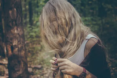 Девушка в лесу стоковое изображение. изображение насчитывающей фантазия -  197460821