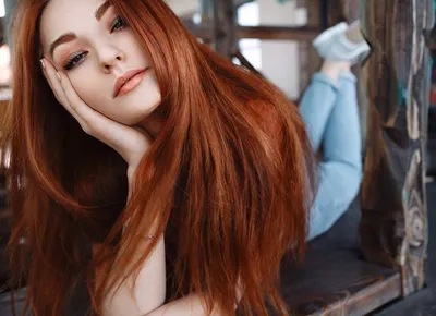 Девушка с кудрявыми рыжими волосами …» — создано в Шедевруме