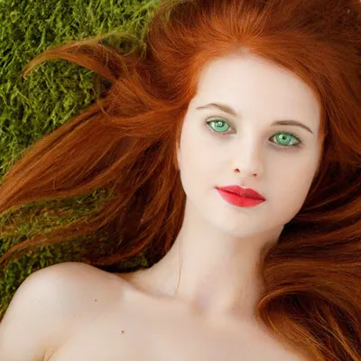 Крупным планом фото улыбающейся женщины с рыжими волосами · Бесплатные  стоковые фото