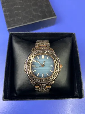 Женские часы Patek Philippe с «хамелеоном» вместо браслета ушли с молотка  за CHF 310,000. PandaTells.com