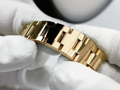 2060 Женские золотые часы Саrtiеr Тоrtuе Small Gоld , 30 mm Ref. W1556364  Ритейл 29,145$ Встреча, проверка Цена 12700$ | Instagram