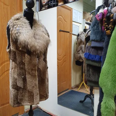 Купить Женская осенняя короткая шуба из искусственного меха с воротником из  меха енота, зимняя новая зимняя куртка | Joom