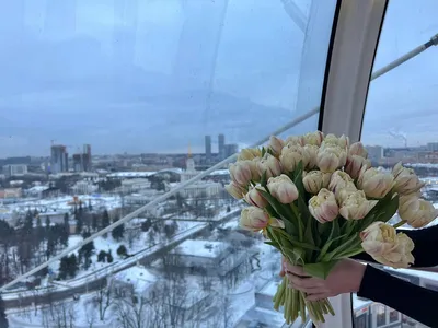 Цветы в подарок, живая музыка и мастер-классы 8 Марта на «Солнце Москвы» на  ВДНХ