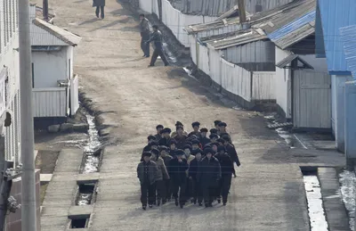 В Северной Корее запретили кожаные плащи для сохранения авторитета Ким Чен  Ына - Газета.Ru | Новости
