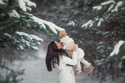 Картинка Шарф мужчина счастливые Двое Любовь зимние Девушки обнимает
