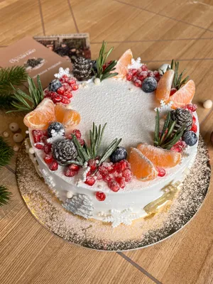 Шоколадный торт на зимние отдыха, приготовленные из фруктов и ювелирных  изделий на белом фоне Стоковое Фото - изображение насчитывающей праздник,  циннамон: 169276634