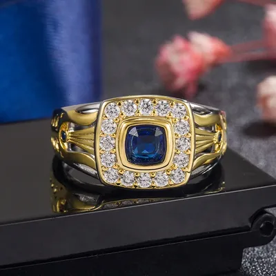 Золотое кольцо мужское с голубой расписной эмалью и бриллиантом купить в  Москве