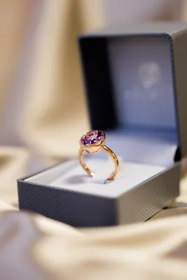 Модное золотое кольцо с синтетическим аметистом – купить по цене 314 500 ₽  с доставкой в интернет-магазине Mister Diamond