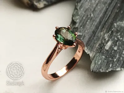Золотое кольцо с зеленым камнем фото фото