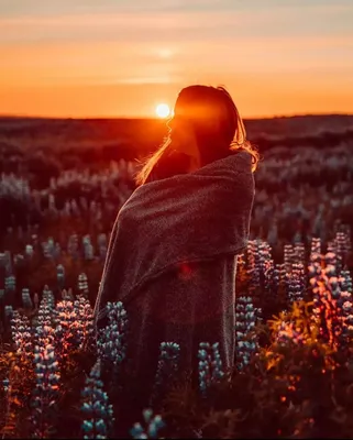 женщина медитирует на закате в поле в золотой час Стоковое Фото -  изображение насчитывающей зеленый, свет: 219218670