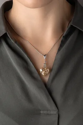 Золотой кулон-сердце с изящно подвешенной вставкой коньячного янтаря в  интернет-магазине янтаря