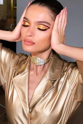 Л'Этуаль on Instagram: “repost @letoile_magazine Золотой макияж —  смоки-айз, графичная подводка, бронзирующая… | Fantasy makeup, Makeup  photography, Artistry makeup