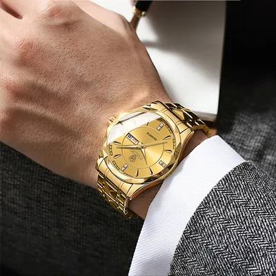 Золотые часы на руке фото фото