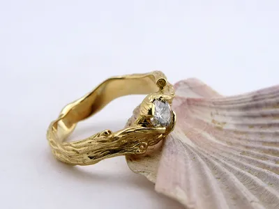 Золотое кольцо необычной формы 750 пробы