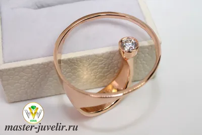 Золотое кольцо с муассанитом необычной формы на заказ или купить в интернет  магазине в Москве, заказать в ювелирной мастерской