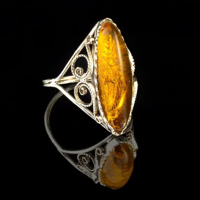 Золотые кольца с янтарем — купить кольцо из золота с янтарем в  интернет-магазине Adamas.ru