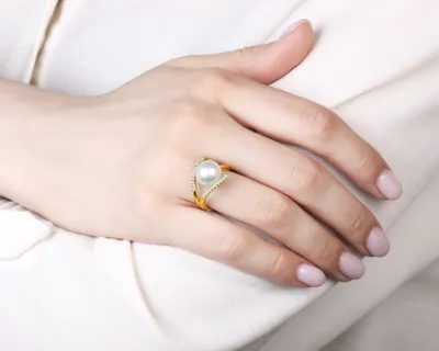 Романтичное золотое кольцо с жемчугом 10.50 мм – купить по цене 79 500 ₽ с  доставкой в интернет-магазине Mister Diamond