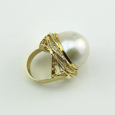 Золотое кольцо с жемчугом к-1816: цена на белый пресноводный жемчуг, золото  585° - ювелирный интернет-магазин Maysaku в Москве