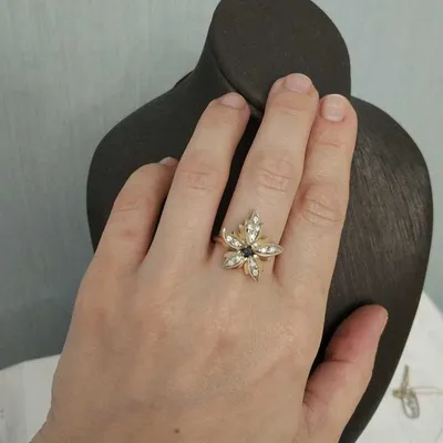 1010901 - Красивое кольцо в форме цветка с бриллиантами - SOKOLOV - купить  в интернет-магазине Золотишко.ру