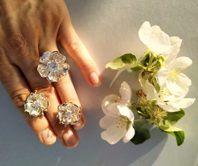 Дизайнерское роскошное кольцо в виде цветка, усыпанное камнями по всей  поверхности купить от 31241 грн | EliteGold.ua