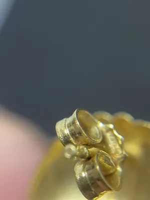Золотые серьги с греческим узором с эмалью и фианитом. Артикул 420015Е:  цена, отзывы, фото – купить в интернет-магазине AURUM