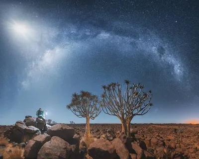 Звёздное небо и млечный путь образовывают дугу, с деталями своего  красочного ядра, выдающе яркий, захваченного от пустыни Namib в Стоковое  Фото - изображение насчитывающей бесплотно, темно: 89153632